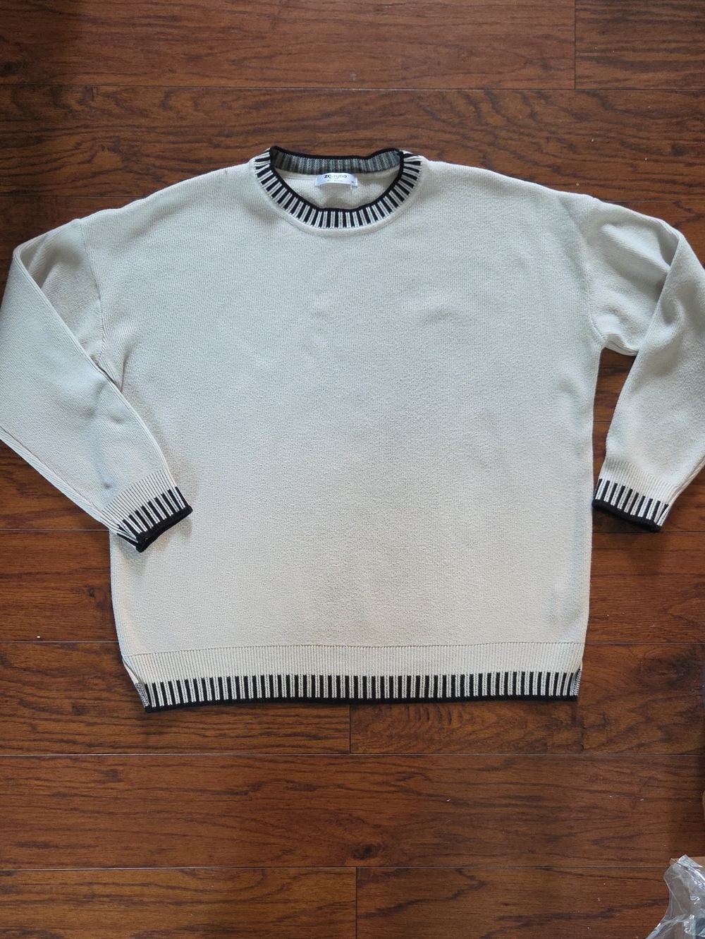 Zeagoo Minimalist Sweater Cream / Black Size Medium